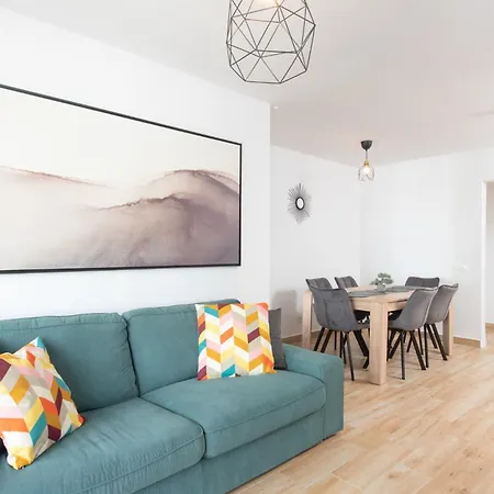 Location - Walk To The Beach, Shops & Dining *