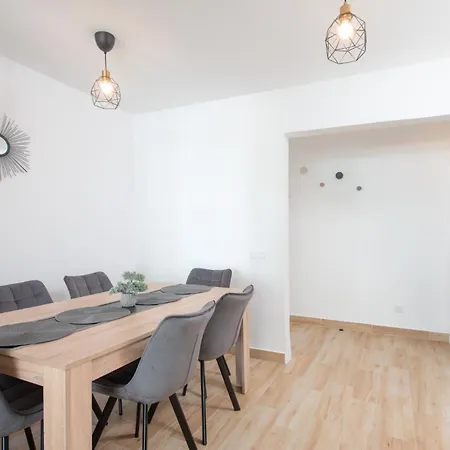 Location - Walk To The Beach, Shops & Dining דירה