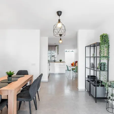 Location - Walk To The Beach, Shops & Dining דירה *