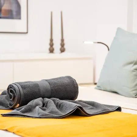 Location - Walk To The Beach, Shops & Dining דירה *