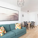 Location - Walk To The Beach, Shops & Dining *
