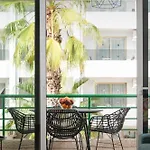 Location - Walk To The Beach, Shops & Dining Lägenhet *