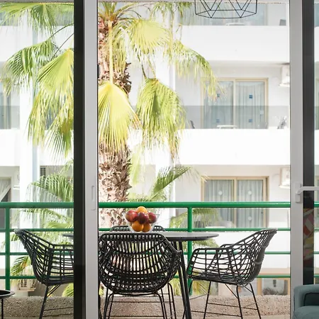 Location - Walk To The Beach, Shops & Dining شقة *