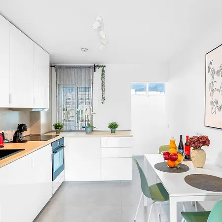 Location - Walk To The Beach, Shops & Dining Daire Playa de las Américas