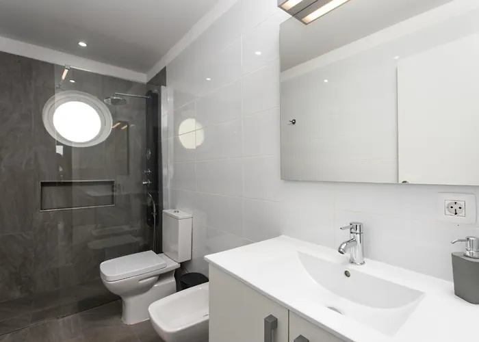 Location - Walk To The Beach, Shops & Dining Apartman Playa de las Américas