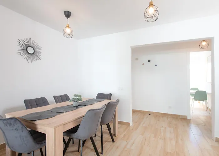 Location - Walk To The Beach, Shops & Dining Apartman