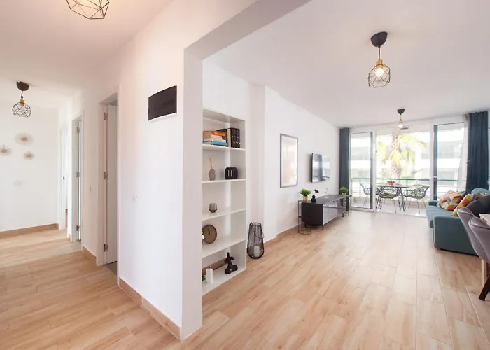 Location - Walk To The Beach, Shops & Dining Apartman