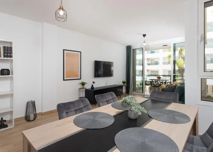 Location - Walk To The Beach, Shops & Dining Apartman