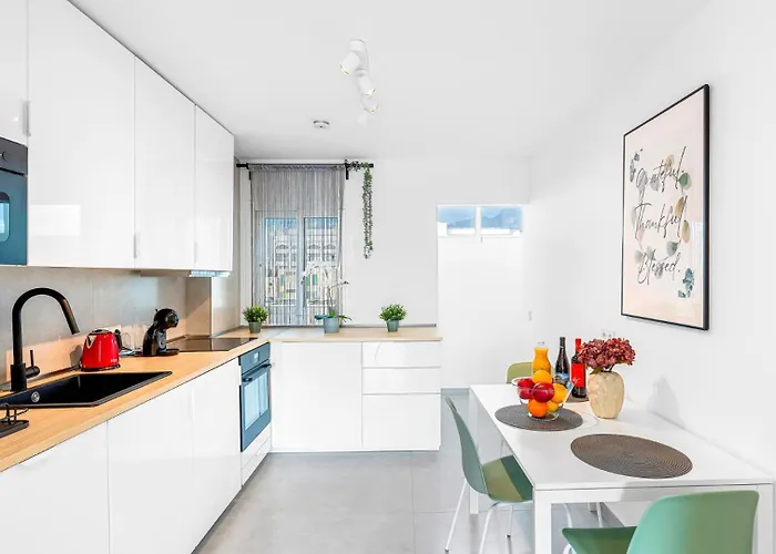 Location - Walk To The Beach, Shops & Dining Apartman Playa de las Américas