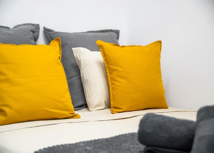 Location - Walk To The Beach, Shops & Dining